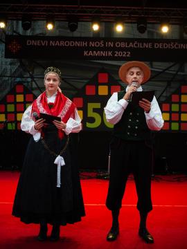 S soncem obsijan drugi festivalski dan 50. Dnevov narodnih noš in oblačilne dediščine v Kamniku (42)